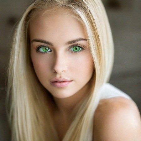 Зеленоглазая блондинка