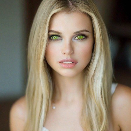 Блонд с зелеными глазами