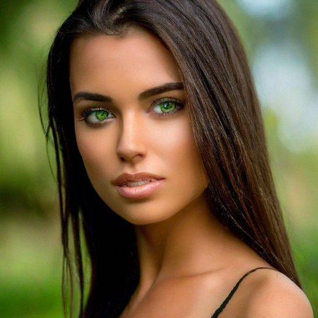 Брюнетка девушка