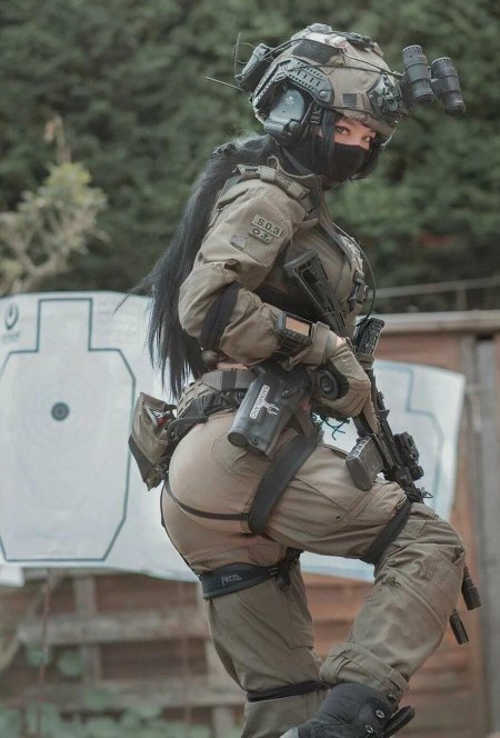 Девушка военная