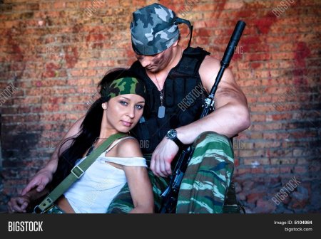 Спецназовец парень и спецназовец девушка