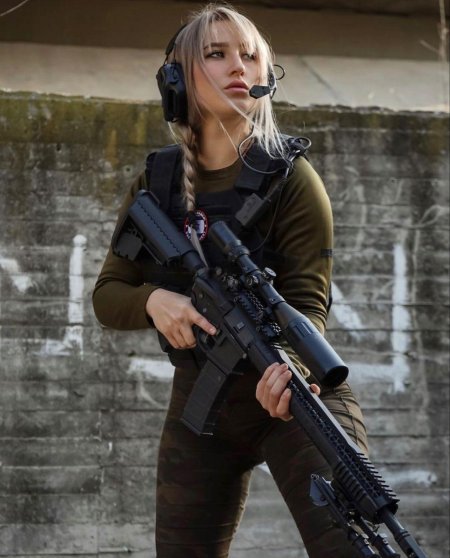 Красивые военные девушки