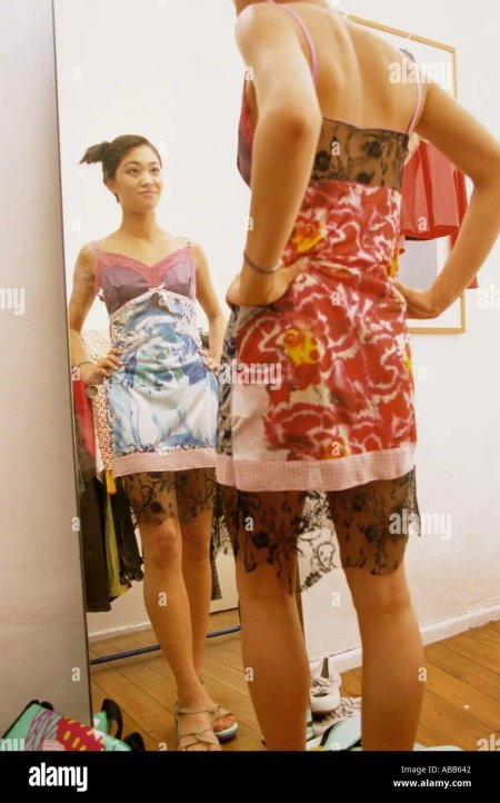 Мальчик примеряет платье