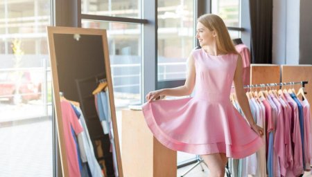 Девушка примеряет платье