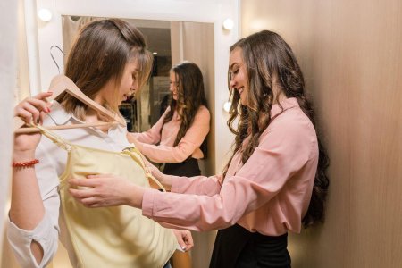 Подруги примерка одежды