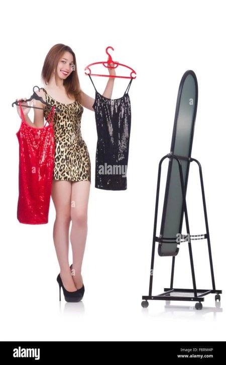 Девушка примеряет одежду перед зеркалом