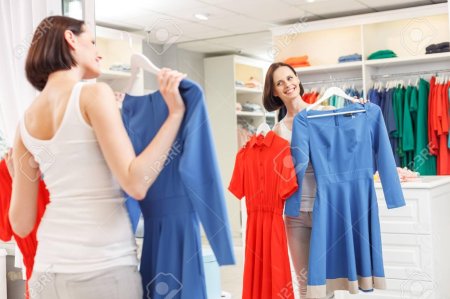 Девушка в магазине одежды