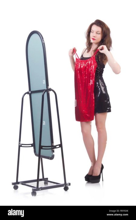 Девушка меряет платья