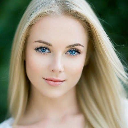 Блондинка с голубыми глазами