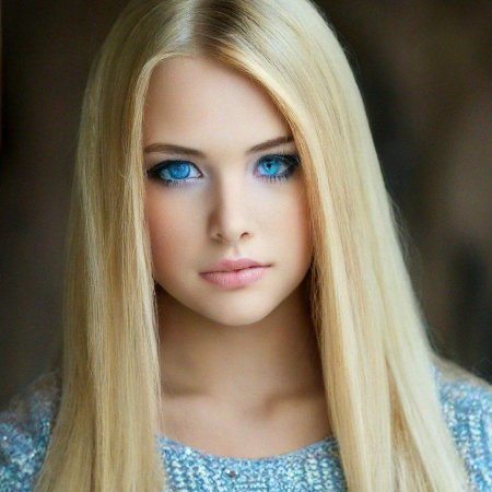 Блондинка с голубыми глазами
