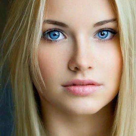 Блондинка с синими глазами