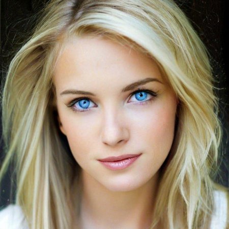 Блондинка с голубыми глазами