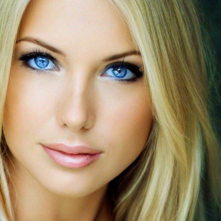 Красивая блондинка с голубыми глазами