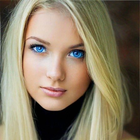 Блондинка с голубыми глазами