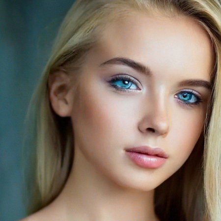 Натуральная блондинка с голубыми глазами