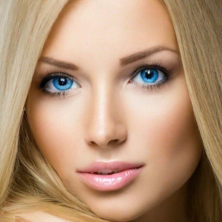 Актриса блондинка с голубыми глазами