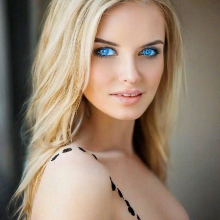 Девушка блондинка с голубыми глазами