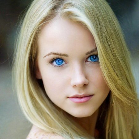 Блондинка с голубыми глазами