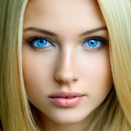 Красивая голубоглазая девушка