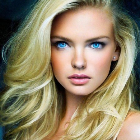 Модель блондинка с голубыми глазами