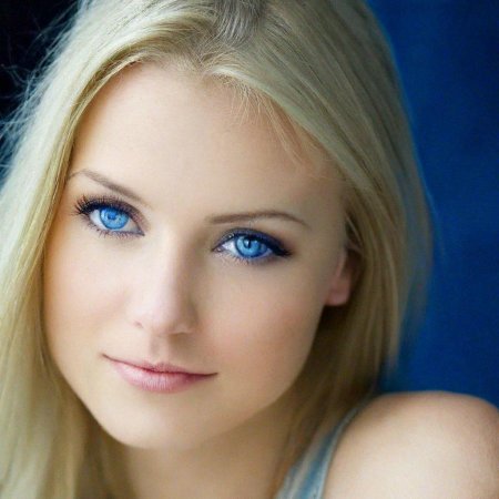 Блондинка с синими глазами