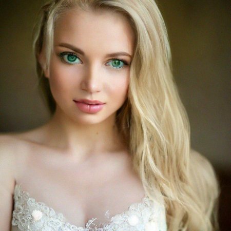 Блондинка с зелёными глазами