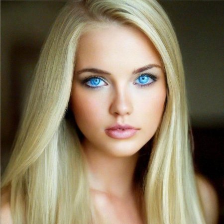 Девушка блондинка с голубыми глазами
