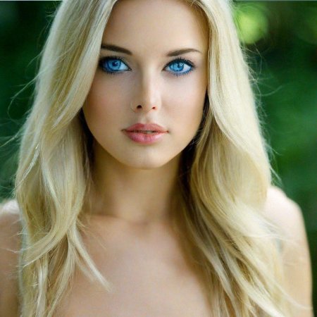 Голубые глаза девушки