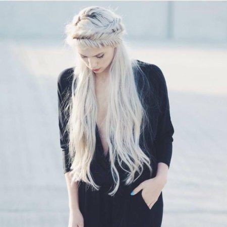 Девушка с белыми волосами