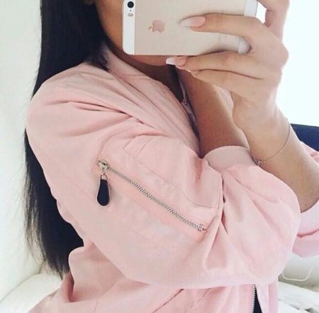 Девочка крутая с айфоном 12