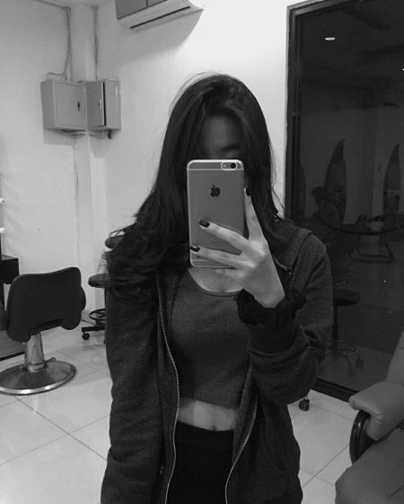 Девушка с айфоном