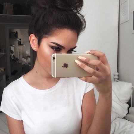 Девушка с айфоном