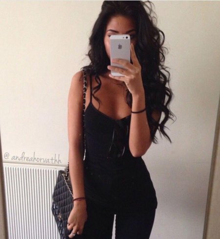 Девушка с длинными черными волосами