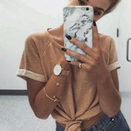 Девушка с айфоном