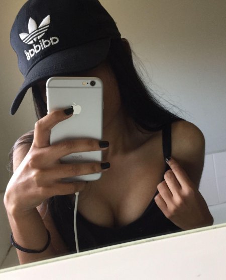 Девушка в кепке без лица