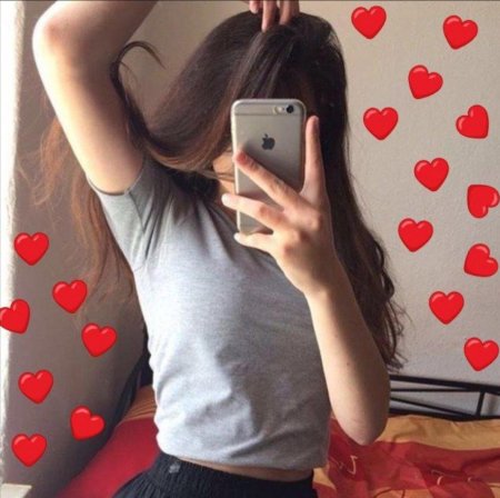 Девушка с айфоном