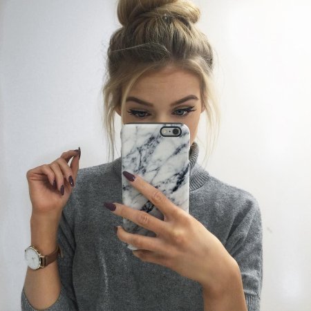 Девушка с айфоном