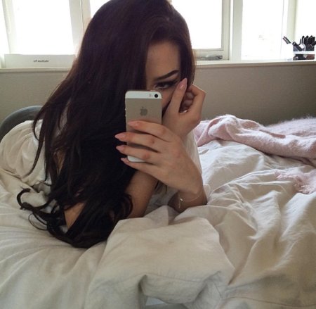 Брюнетка селфи