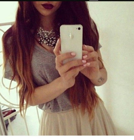 Девушка с айфоном