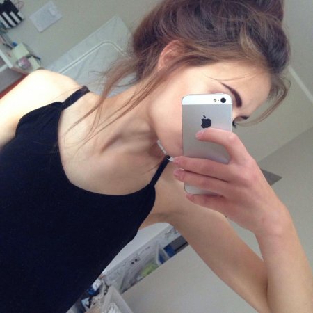 Девушка с айфоном