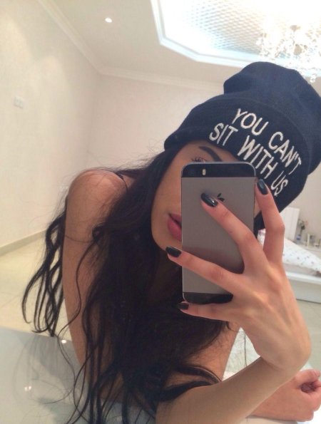 Селфи брюнетка