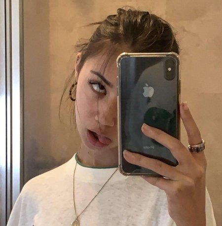 Девушка с айфоном