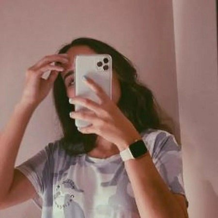 Девушка с телефоном на аву без лица