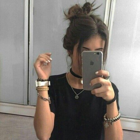 Девушка с айфоном