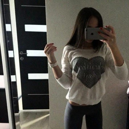 Девушка с айфоном