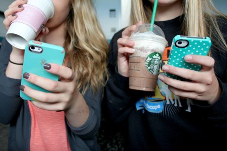 Подросток с айфоном