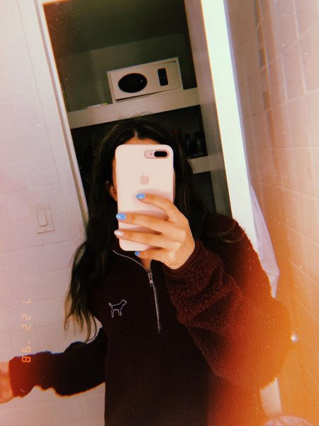 Девушка с айфоном