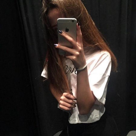 Девушки с русыми волосами в зеркале