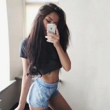 Брюнетка с айфоном