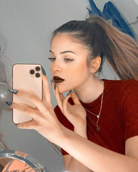 Девушка с айфоном